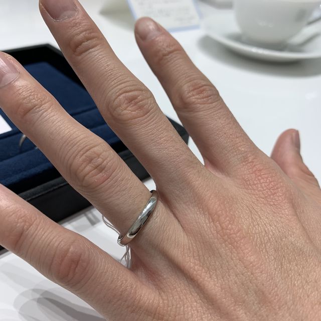 【4℃ BRIDAL(ヨンドシーブライダル)の口コミ】 女性のデザインはダイヤが7つついており婚約指輪と重ねづけするとひかりが…