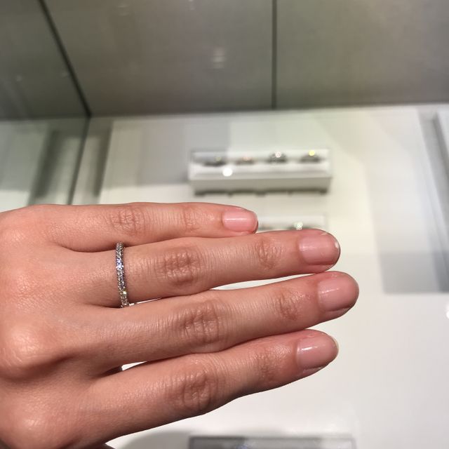 【ティファニー(Tiffany & Co.)の口コミ】 ダイヤモンドが手の表側だけについているハーフタイプを探しており、この…