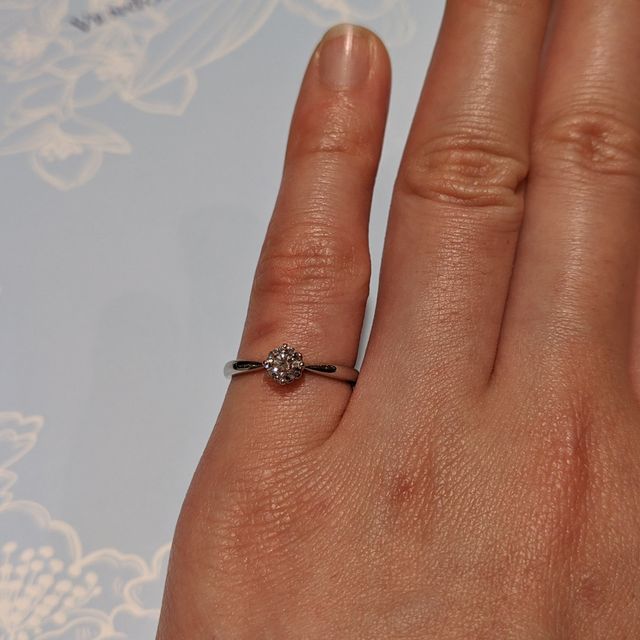 【ヴァンドーム青山(VENDOME AOYAMA)の口コミ】 ストレートのプラチナ素材でシンプルなデザインですが、中央のダイヤに向…