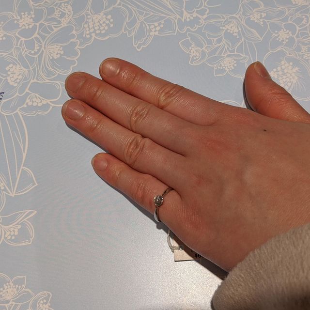 【ヴァンドーム青山(VENDOME AOYAMA)の口コミ】 ストレートのプラチナ素材でシンプルなデザインですが、中央のダイヤに向…