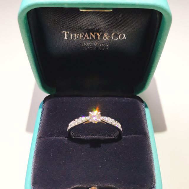 【ティファニー(Tiffany & Co.)の口コミ】 指輪はダイヤモンドが手の表側のみ見えるハーフを希望しており、あとはど…
