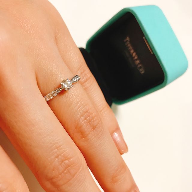 【ティファニー(Tiffany & Co.)の口コミ】 指輪はダイヤモンドが手の表側のみ見えるハーフを希望しており、あとはど…