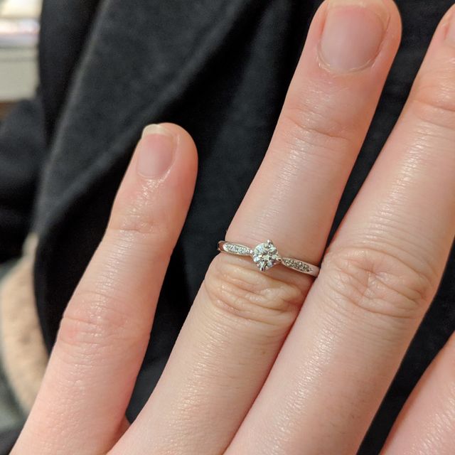 【BIJOUPIKO(ビジュピコ)の口コミ】 サイドにメレダイヤが並んでいて、縦4点留めのストレートの指輪です。縦留…