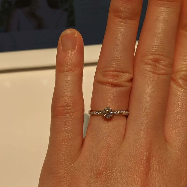 【4℃ BRIDAL(ヨンドシーブライダル)の口コミ】 プラチナ950、ウェーブライン、指輪の半周にメレダイヤが並んでいるので横…
