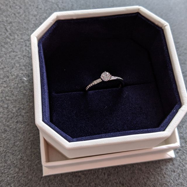【4℃ BRIDAL(ヨンドシーブライダル)の口コミ】 2020年限定モデルだったのでとても特別感がありました。この指輪で1番気に…