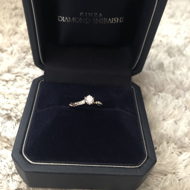 【銀座ダイヤモンドシライシの口コミ】 最初はシンプルなものを探していましたが、
試着で沢山のリングを付けてい…