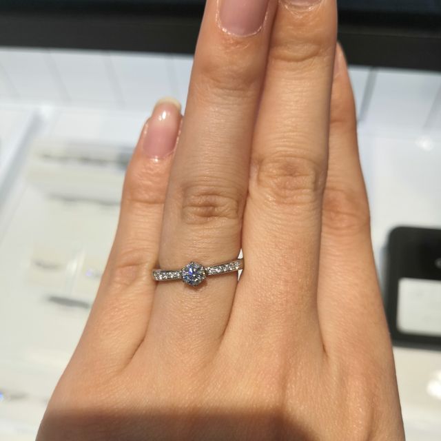 【4℃ BRIDAL(ヨンドシーブライダル)の口コミ】 ハーフエタニティなのでキラキラとしていて真ん中のダイヤを際立たせてい…