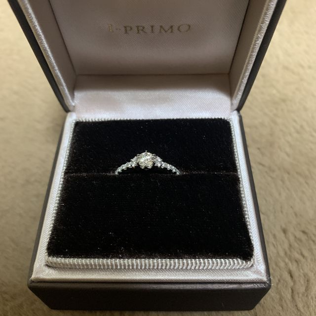 【アイプリモ(I-PRIMO)の口コミ】 真ん中に大きなダイヤがあり、その両サイドにキラキラ輝く小さなダイヤ達…