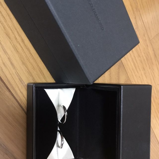 【エクセルコダイヤモンド(EXELCO DIAMOND)の口コミ】 シンプルなデザインで、かつ価格もあまり高くないものを選びました。
とて…