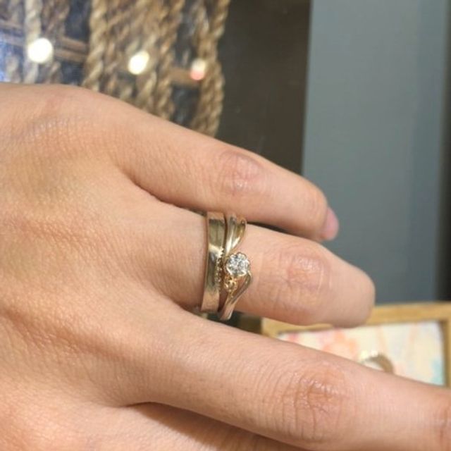 【杢目金屋(もくめがねや)の口コミ】 結婚指輪はシンプルなデザインながら違う金属をかけ合わせて出来る木目模…