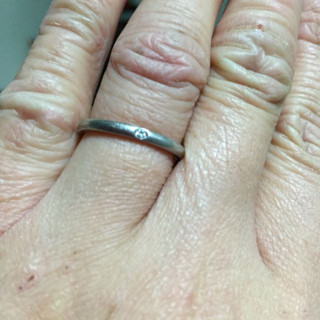 【ラザール ダイヤモンド(LAZARE DIAMOND)の口コミ】 色々な形を検討しましたが、結婚指輪は毎日つけているので、やはりシンプ…