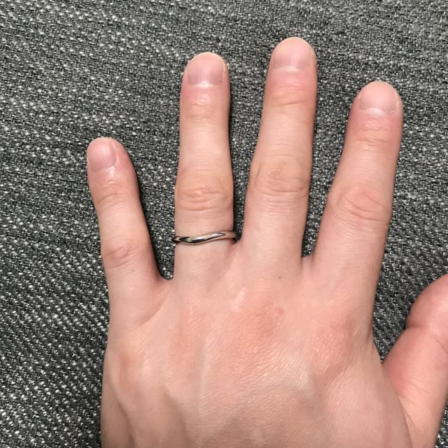 【ラザール ダイヤモンド(LAZARE DIAMOND)の口コミ】 私は指が短くて関節がゴツゴツしているのですが、ストレートタイプの指輪…