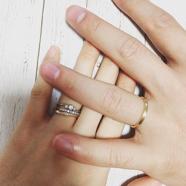 【ROYAL ASSCHER(ロイヤル・アッシャー)の口コミ】 ダイヤモンドの並びとフレームがウェーブがかかっていて綺麗だった。真ん…