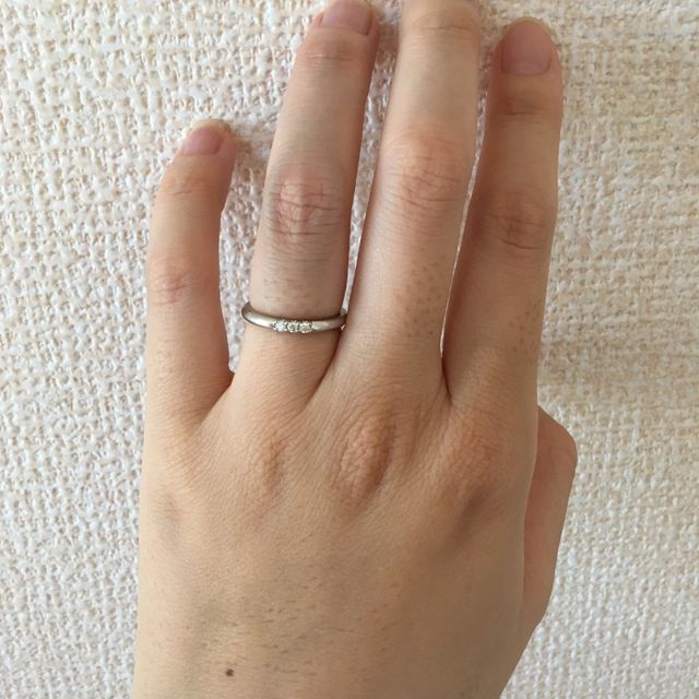 【COLANY(コラニー)の口コミ】 シンプルなダイヤが２個から３個並んでるものを探していました。とくにこ…