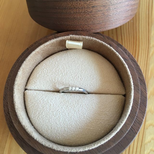 【COLANY(コラニー)の口コミ】 シンプルなダイヤが２個から３個並んでるものを探していました。とくにこ…