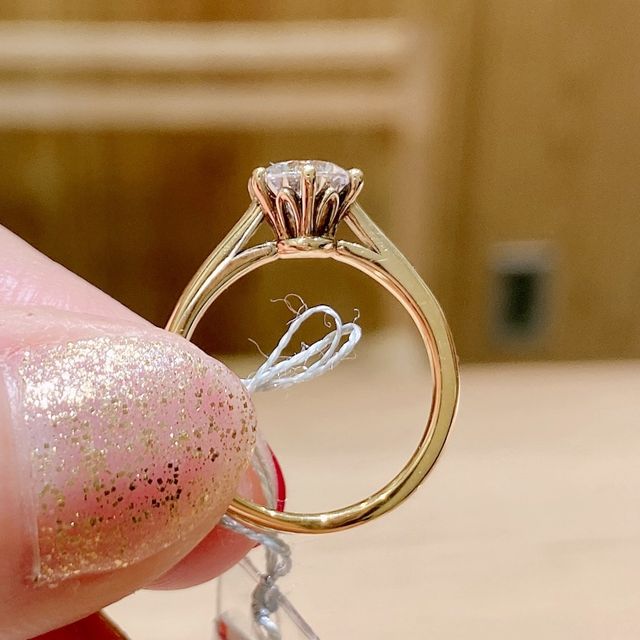 【ENUOVE(イノーヴェ)の口コミ】 1粒ダイヤモンドで0.7カラット以上、6本爪、横から見た時にある程度高さが…