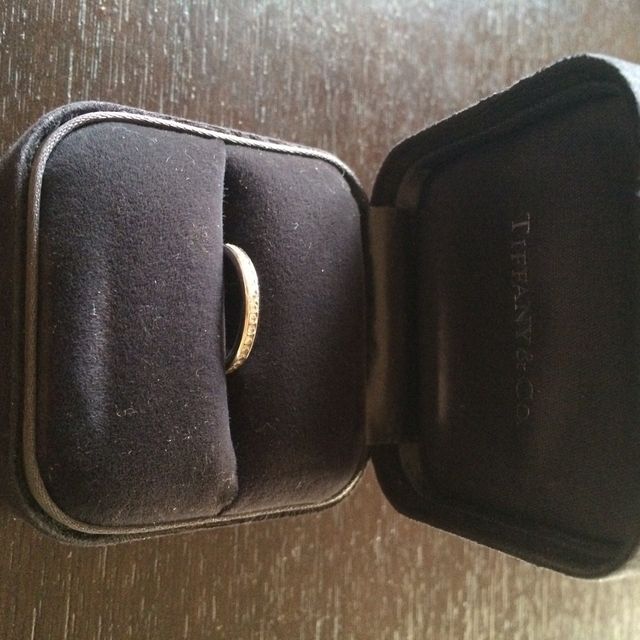 【ティファニー(Tiffany & Co.)の口コミ】 婚約指輪をなしにしたため、結婚指輪にダイヤを熱望しました（笑）。幅が…