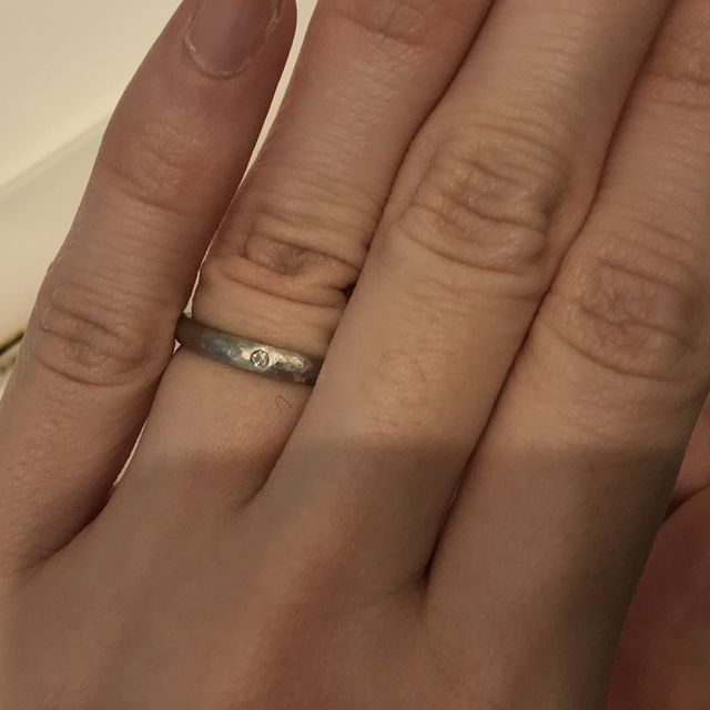 【YUKA HOJO(ユカホウジョウ)の口コミ】 くすんだ色味のアンティーク調のデザインが素敵でした。素材はピンクゴー…