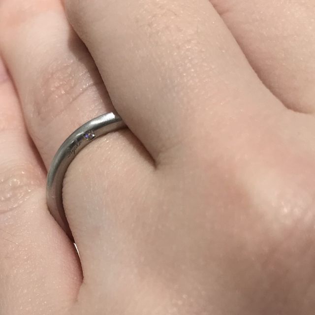 【AHKAH(アーカー)の口コミ】 ダイヤの位置が側面ではなく下向きについており、正面からは見えず指輪を…