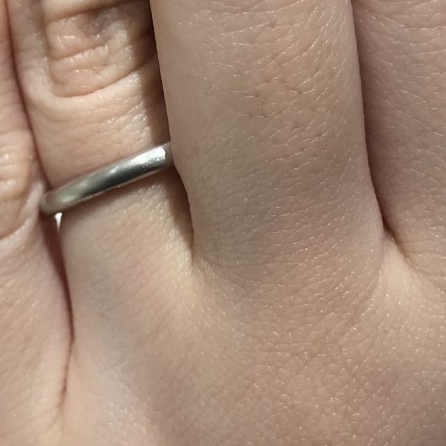 【AHKAH(アーカー)の口コミ】 ダイヤの位置が側面ではなく下向きについており、正面からは見えず指輪を…