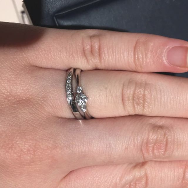 【ROYAL ASSCHER(ロイヤル・アッシャー)の口コミ】 白く輝く上品なダイヤモンドに惹かれて購入を決めました。婚約指輪は繊細…