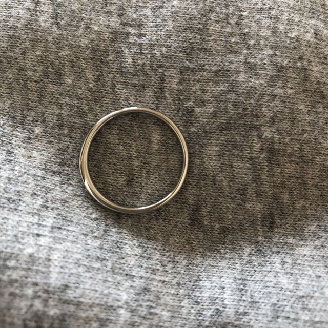 【銀座ダイヤモンドシライシの口コミ】 この指輪はシンプルでありながらもウェーブがあるのでとても気に入ったデ…