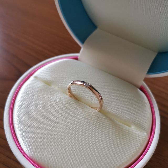 【COCKTAIL(カクテル)の口コミ】 一粒のダイヤがついていて、指輪が丸くカーブを描く感じなのでつけ心地が…
