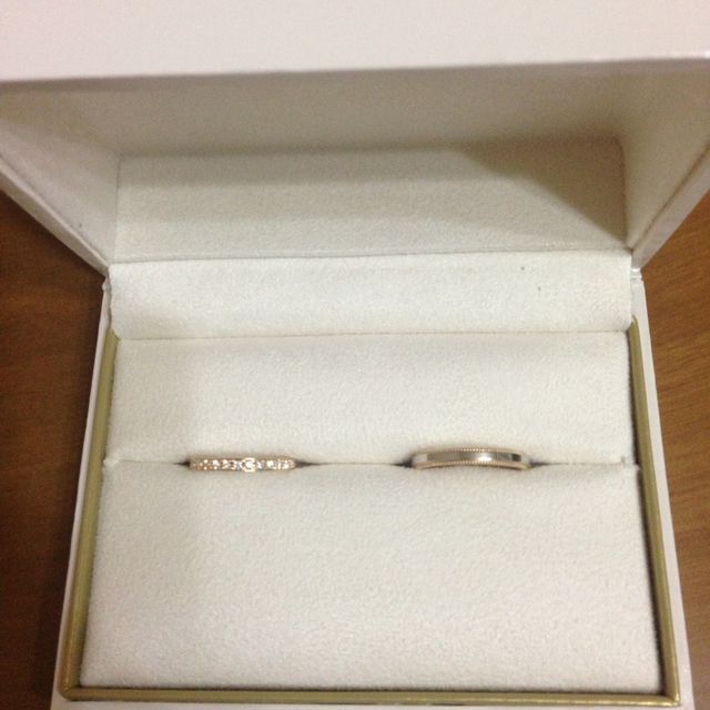 【ヴァンドーム青山(VENDOME AOYAMA)の口コミ】 私の結婚指輪は、肌になじむイエローゴールドの素材で、デザインはハーフ…