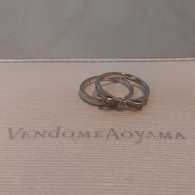 【ヴァンドーム青山(VENDOME AOYAMA)の口コミ】 旦那となる私の指輪は、写真:左のシンプルな平打ちの指輪です。内側に、ダ…