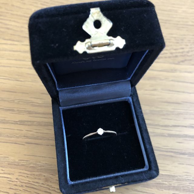 【ete(エテ)の口コミ】 ゴールドの指輪で、リングが華奢でダイヤも小さめなので普段でもつけれる…