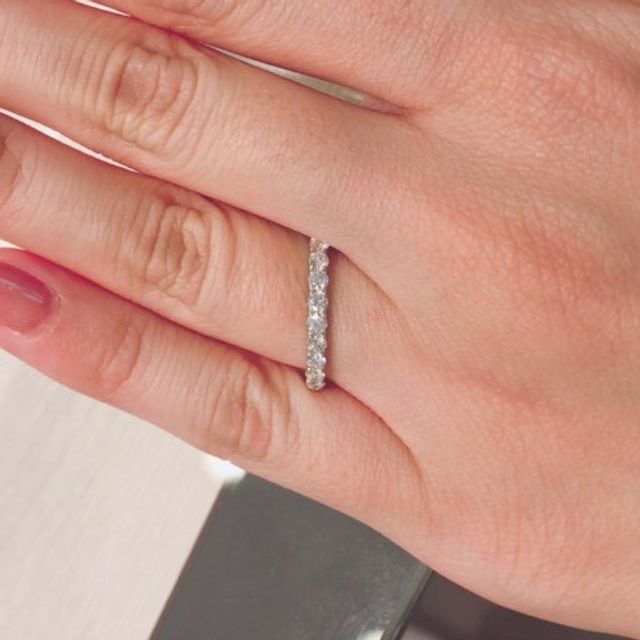 【ANTWERP BRILLIANT(アントワープブリリアント)の口コミ】 ダイヤモンドのキラキラとした輝きが印象深く、全体的には繊細な装飾で上…