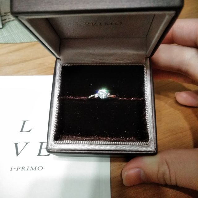 【アイプリモ(I-PRIMO)の口コミ】 センターダイヤが左右のメレダイヤに引き立てられていて、一番綺麗でした…