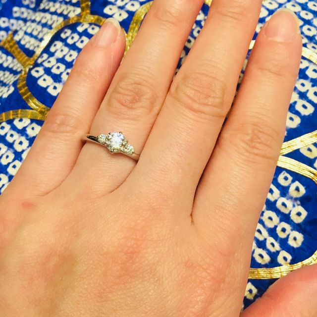 【ROYAL ASSCHER(ロイヤル・アッシャー)の口コミ】 婚約指輪単体ではめても存在感があり、結婚指輪と重ねてはめてもどちらも…