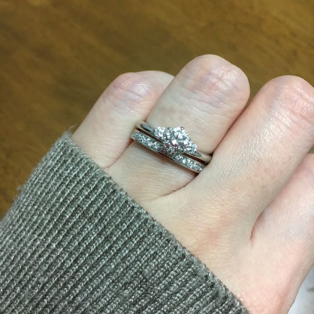 【ROYAL ASSCHER(ロイヤル・アッシャー)の口コミ】 婚約指輪単体ではめても存在感があり、結婚指輪と重ねてはめてもどちらも…