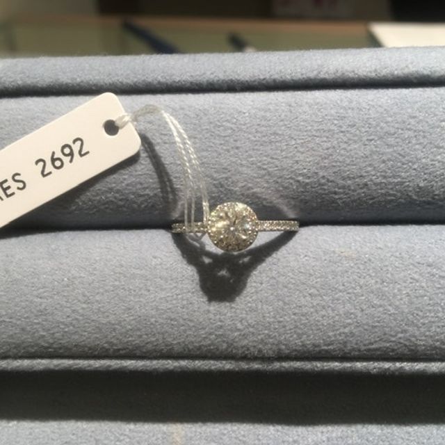 【リューツウの口コミ】 ヘイロータイプの指輪で、結婚指輪と重ね付けをした時に隙間ができないデ…