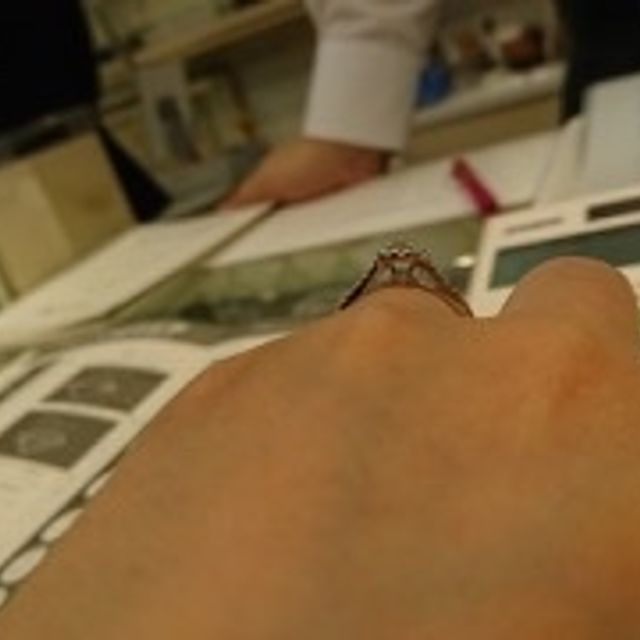 【リューツウの口コミ】 ヘイロータイプの指輪で、結婚指輪と重ね付けをした時に隙間ができないデ…