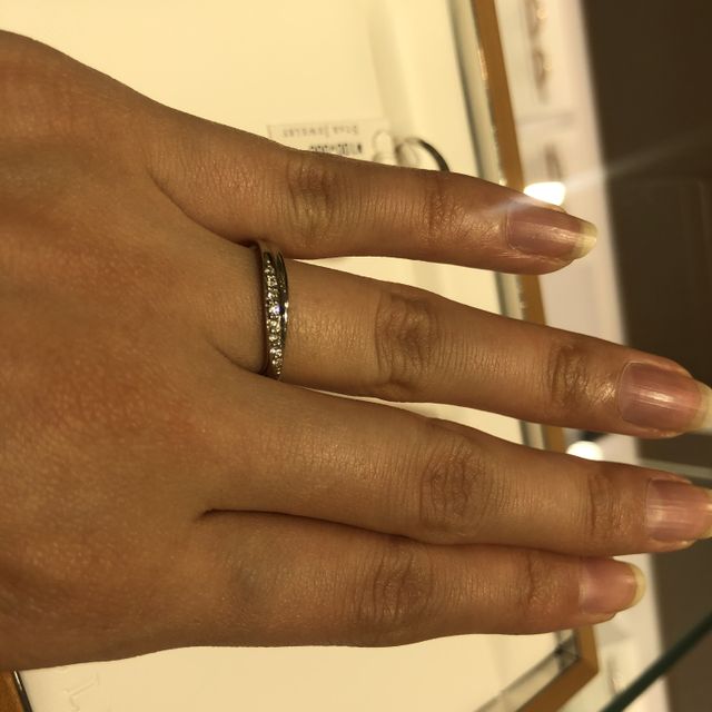 【STAR JEWELRY(スタージュエリー)の口コミ】 プラチナ素材でシンプルすぎず主張しすぎない女性らしいデザインです。何…