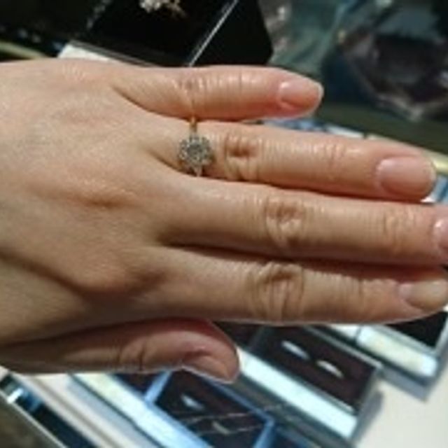 【TOMOE(トモエ)の口コミ】 和柄の花菱モチーフの指輪です。和風の雰囲気がありつつも、メレダイヤが…