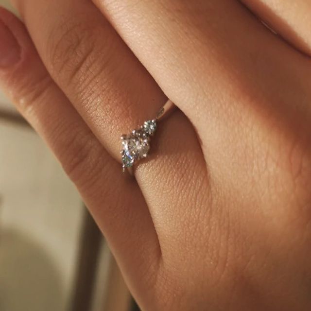 【CHARMY(チャーミー)の口コミ】 シンプルなリングを探して来店したのですが、青い石の色合いと透明感が綺…