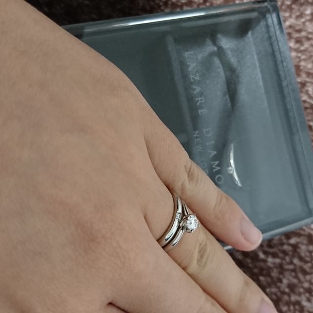 【ラザール ダイヤモンド(LAZARE DIAMOND)の口コミ】 旦那さんは、何店舗かお店を周り色んな指輪を見たのですが、横から見たと…