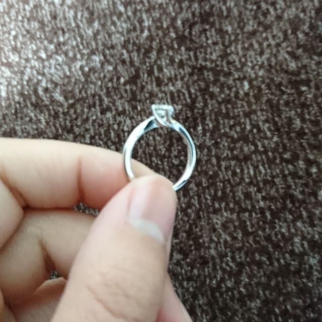 【ラザール ダイヤモンド(LAZARE DIAMOND)の口コミ】 旦那さんは、何店舗かお店を周り色んな指輪を見たのですが、横から見たと…