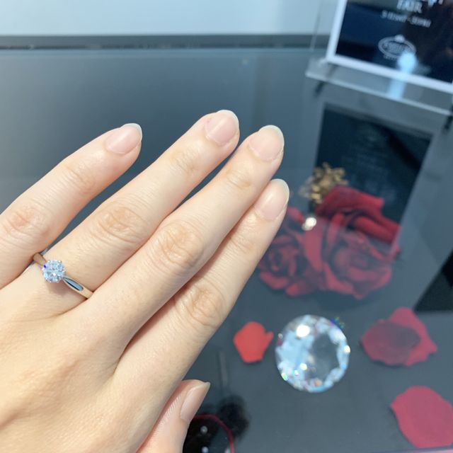 【エクセルコダイヤモンド(EXELCO DIAMOND)の口コミ】 ダイヤモンドの輝きが目を引くデザインになる様、指輪部分はシンプルがよ…