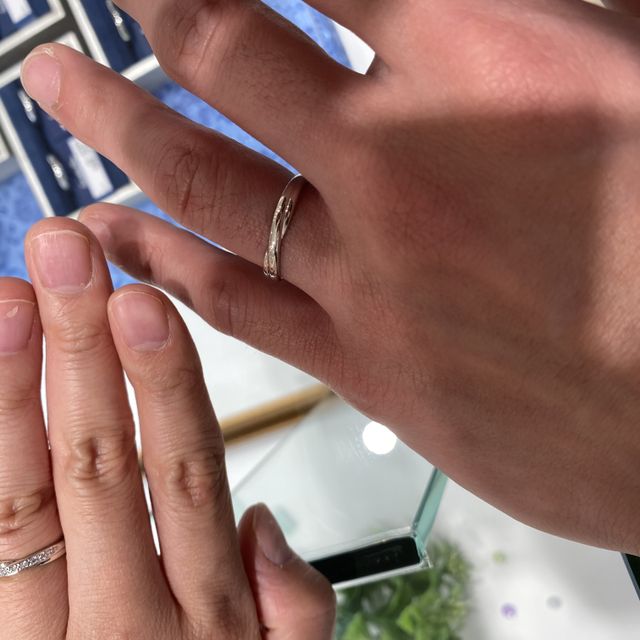 【Something Blue(サムシングブルー)の口コミ】 内側に青い石が入っていて綺麗でした。指にもしっくり馴染みます。シンプ…