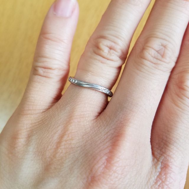 【アイプリモ(I-PRIMO)の口コミ】 素材はプラチナです。婉曲しているデザインが個性的で、気に入りました。…