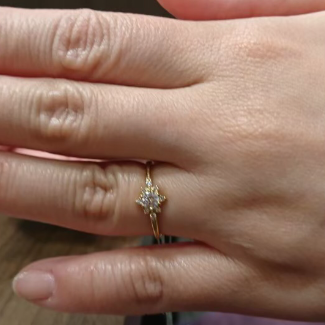 【BRIDGE ANTWERP BRILLIANT GALLERY(ブリッジ・アントワープ・ブリリアント・ギャラリー)の口コミ】 向日葵をモチーフにしたデザインでとても可愛らしいです。アーム部分は細…