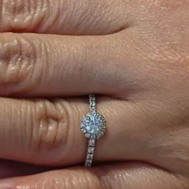 【BRILLIANCE+(ブリリアンスプラス)の口コミ】 メレダイヤモンドをたくさん使用したヘイロータイプ婚約指輪です。センタ…