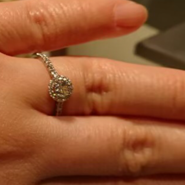 【ギンザタナカブライダル(GINZA TANAKA BRIDAL)の口コミ】 センターダイヤモンドのまわりをメレダイヤモンドで囲んだヘイローデザイ…