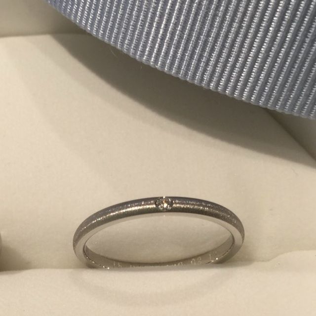 【ラザール ダイヤモンド【取扱店販売】の口コミ】 普通のマットとはちょっと違い、キラキラとしたマット素材に一目惚れでし…