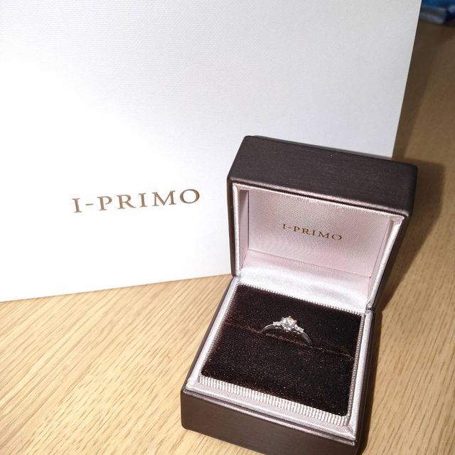 【アイプリモ(I-PRIMO)の口コミ】 直線のリングとV字のリングと悩んだのですが、両方つけてみた印象が直線の…