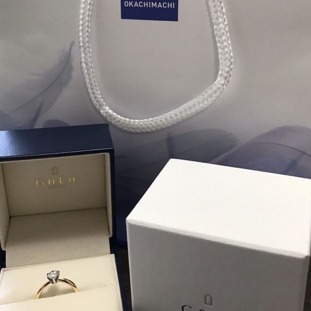 【GALA JEWELRY(ガラジュエリー)の口コミ】 シンプルなデザインで、ゴールドリングに台座だけプラチナのソリティアリ…